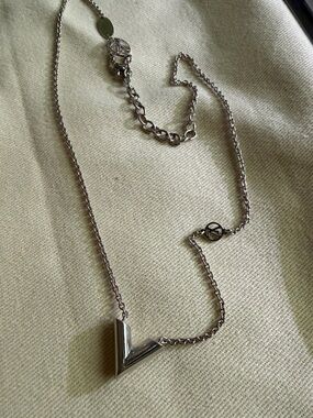 Louis Vuitton Silver V necklace